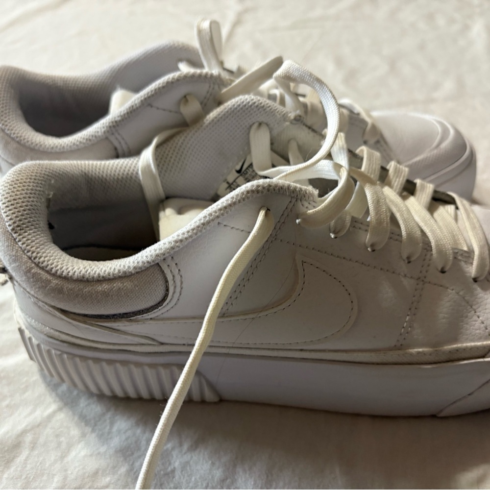 Size 8 women’s shoes​ - Picture 5 of 8